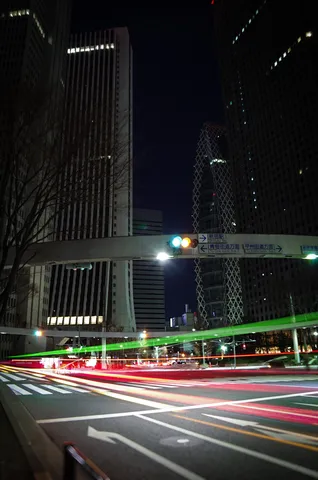 都会の夜を彩る光の軌跡