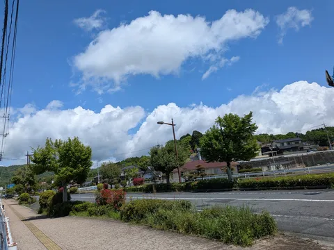 夏雲の道を歩む昼下がり