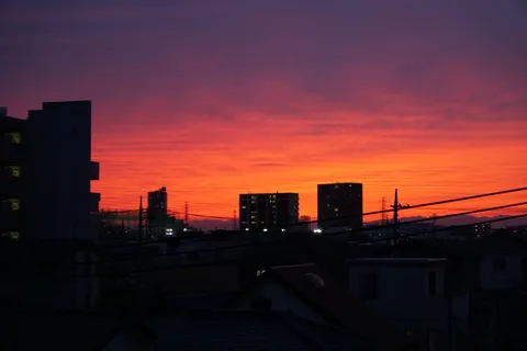 燃えるような空と街のシルエット