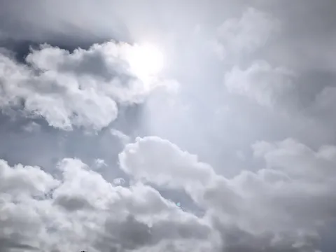太陽の光と雲のコントラスト