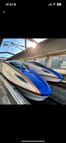 朝焼けと流線の列車