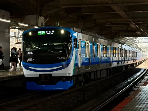 地下鉄の青い稲妻、駅に到着！