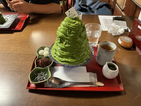 深緑の抹茶タワー、甘味と茶の調べ