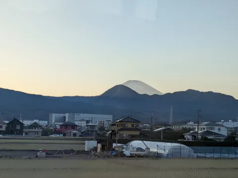 遠くに富士山、手前は日本の日常