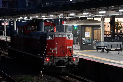 静寂の駅、一筋の光
