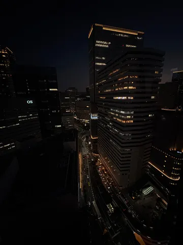 夜の高層街が生む灯の路