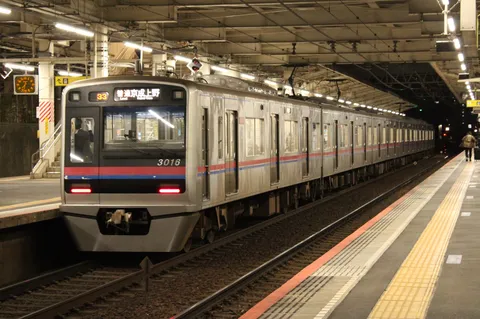 薄闇に佇む鉄路の静寂
