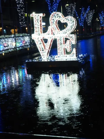 雨夜に輝くLOVEの文字