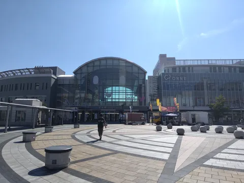 陽光きらめく駅前広場