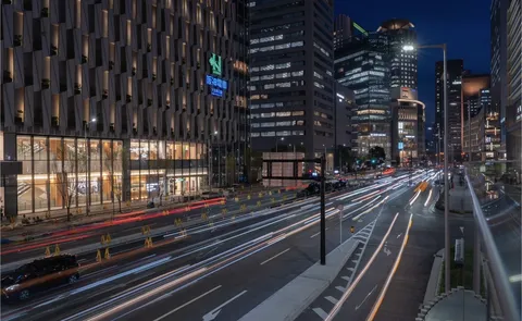 都市の夜景と光の軌跡