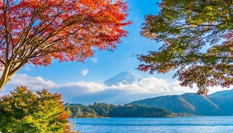 錦秋の湖畔、雄大な富士