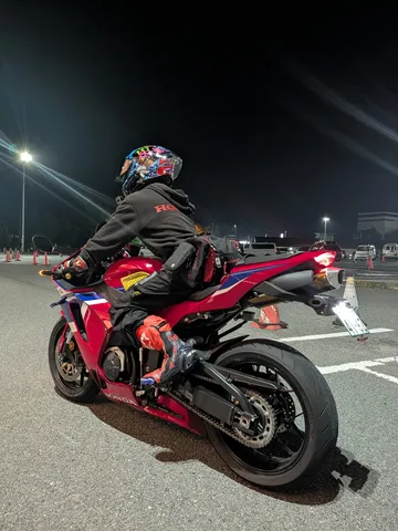 夜を駆けるライダーの背中