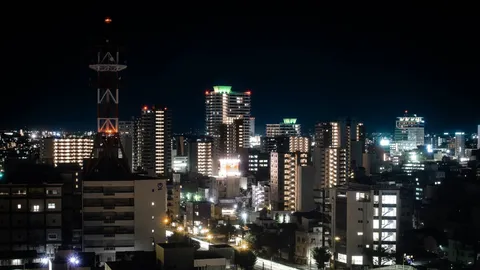 夜景に揺れるビル群の灯