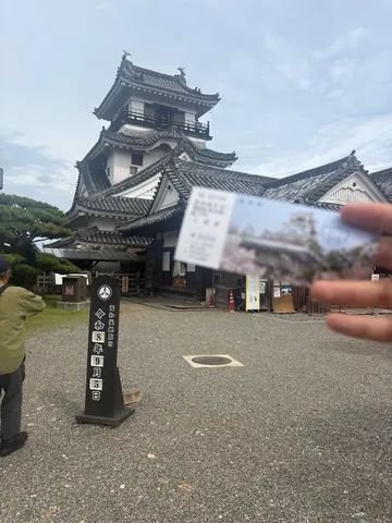 風情ある城郭と石畳の朝