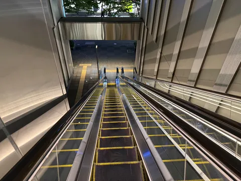 エスカレーターの奈落へ