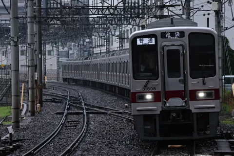 複雑な線路を往く電車