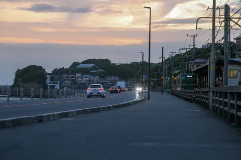 日暮れの軌跡と潮風