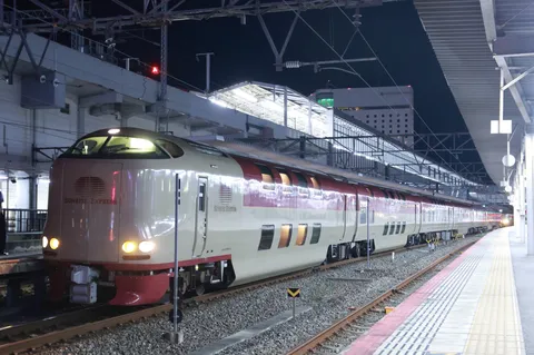 夜の列車に連なる光