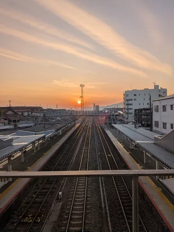 茜色の空、続く線路