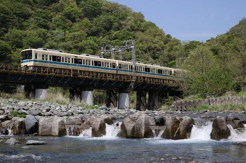 渓流を横目に、列車は急ぎ足の旅