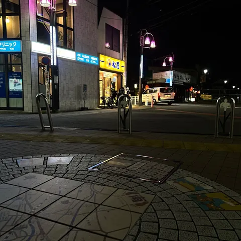 夜の街角、地図が語る物語