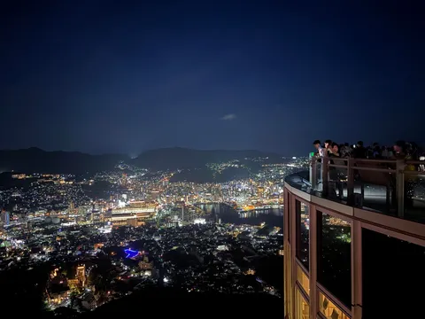 夜景を見下ろす灯りの縁