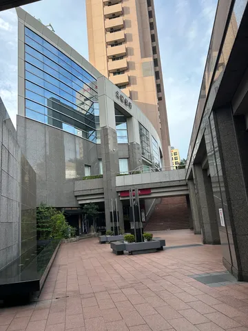 光と石の静かな広場