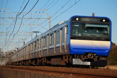 ドット柄の電車、風を切る！