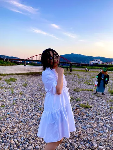 水辺の白いワンピと影