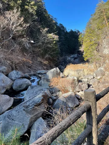 岩と流れの冬景色