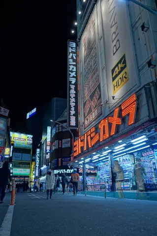 ネオンが彩る都会の夜