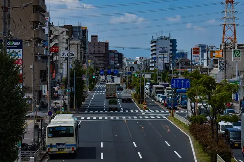 交差する日常、都会の道