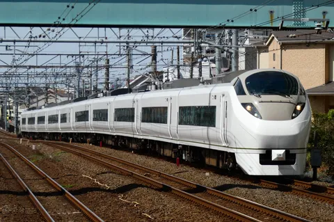 新幹線、都会を駆け抜ける。