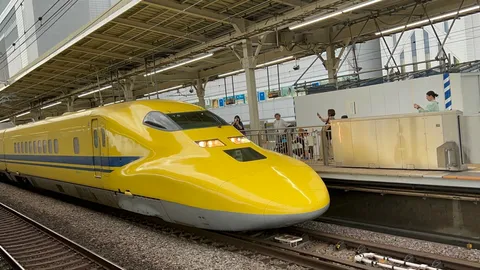 黄色い新幹線が停まる瞬間