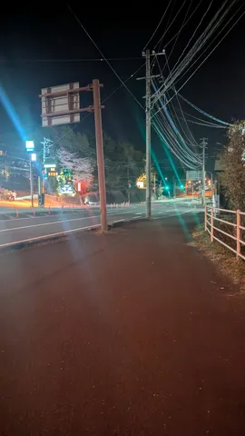夜の交差点と電線の光