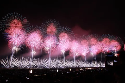 夜空を染める光の波