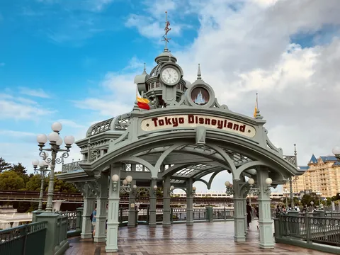 青空に映える夢の入口