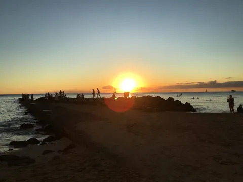 夕陽と人影の静かな祈り