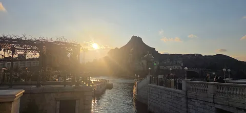 夕映えを渡る水の道
