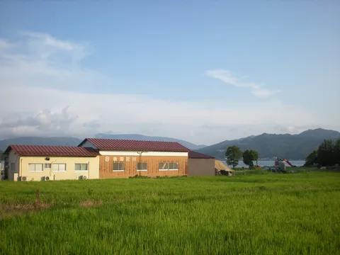 田園風景に佇む、どこか懐かしい建物