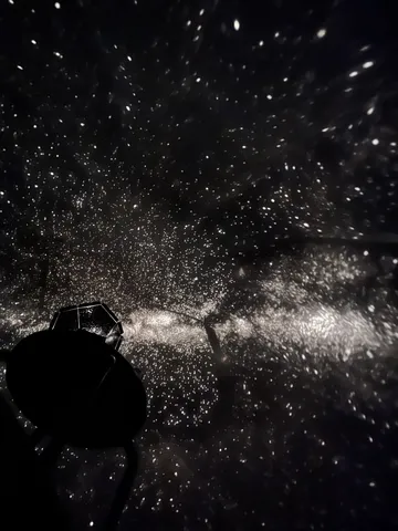 宇宙空間に迷い込んだような星空プロジェクター