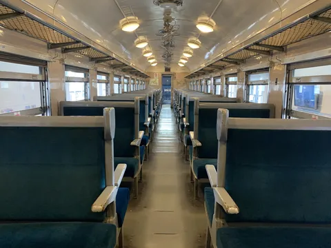 昭和レトロな電車内通路