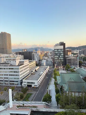 都市と静かな夕景の間