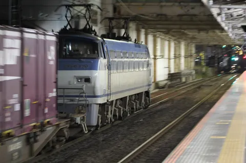 加速する夜の貨物列車