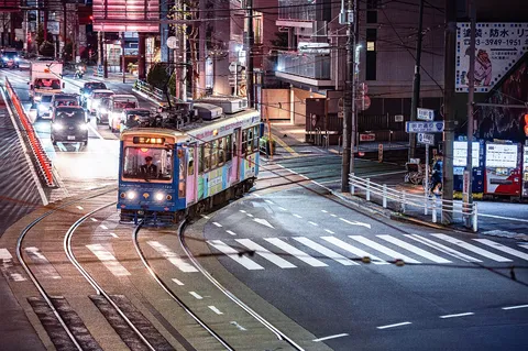 夜の帳に、路面電車の灯