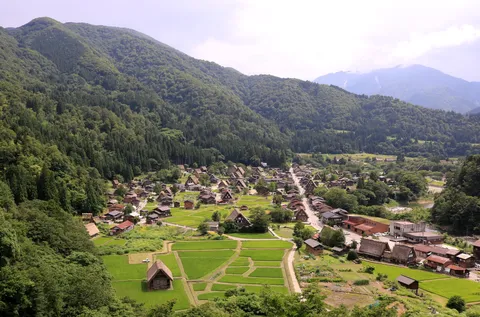 緑萌える山里の時