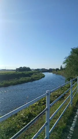 夕刻の川辺にひそむ静寂