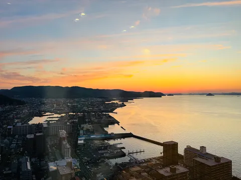夕焼けに染まる街と海