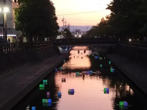 水面に揺れる光の灯り