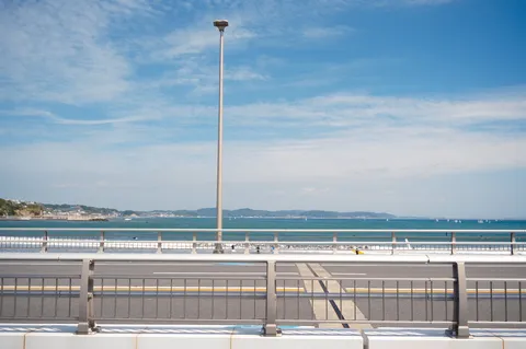 海辺の街灯、主張が強め